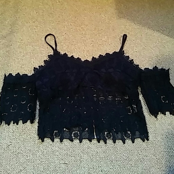 Lace cold shoulder crochet top - Picture 3 of 4